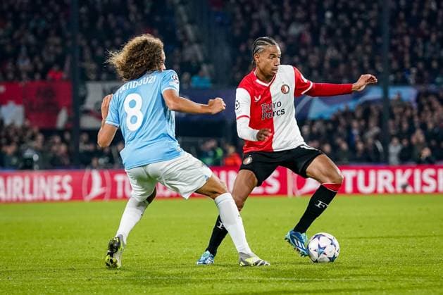 ROTTERDAM, 25-10-2023 Stadium Feijenoord De Kuip, Uefa Champions league Football season 2023 2024 Match between Feyenoord and S.S. Lazio , 3-1 , Feyenoord player Calvin Stengs (r) and Lazio Roma player Matteo Guendouzi (l) Feyenoord - Lazio  x22897528x Copyright: