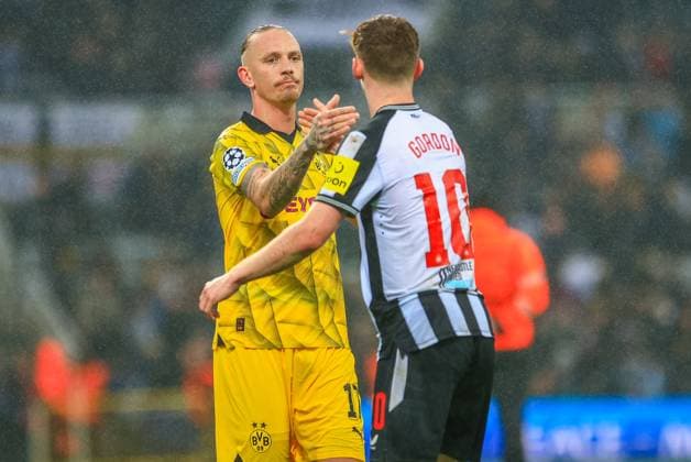 Newcastle United v Borussia Dortmund UEFA Champions League Kieran Trippier of Newcastle United and Marius Wolf of Borussia Dortmund during the UEFA Champions League Group F match at St. James s Park, Newcastle Copyright: xRossxJohnstonx FIL-19154-0085 UK Newspapers OUT