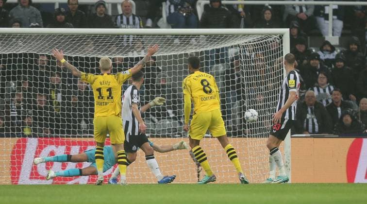 . - Newcastle United v Borussia Dortmund, UEFA Champions League, Group F, St James™s Park Stadium, Newcastle, UK. - 25th October 2023. GOAL 1-0, Felix Nmecha of Borussia Dortmund scores. - Newcastle United v Borussia Dortmund, UEFA Champions League, Group F, St James™s Park Stadium, Newcastle, UK. - 25th October 2023. Newcastle St James™s Park Stadium UK Copyright: xDanxWeirx CP_Newcastle_United_Dortmund_15