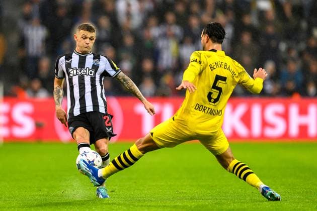 Newcastle United v Borussia Dortmund Champions League 25 10 2023. Ramy Bensebaini of Borussia Dortmund tries to stop the cross from Kieran Trippier of Newcastle during the UEFA Champions League match between Newcastle United and Borussia Dortmund at St. James Park, Newcastle, England on 25 October 2023. Newcastle St. James Park Tyne and Wear England Editorial use only , Copyright: xMalcolmxMackenziex PSI-18273-0015