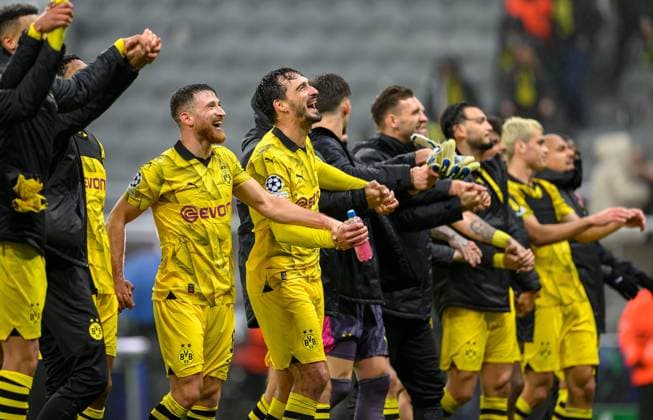 Newcastle United v Borussia Dortmund Champions League 25 10 2023. The Dortmund players celebrate after the final whistle of the UEFA Champions League match between Newcastle United and Borussia Dortmund at St. James Park, Newcastle, England on 25 October 2023. Newcastle St. James Park Tyne and Wear England Editorial use only , Copyright: xMalcolmxMackenziex PSI-18273-0019