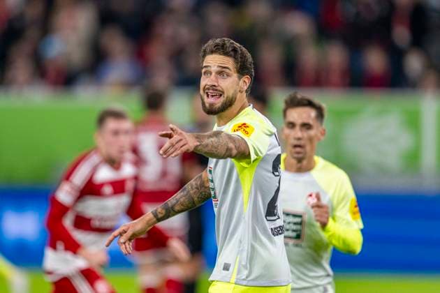 Fußball: 2. Bundesliga, Saison 2023 2024, 10. Spieltag, Fortuna Düsseldorf - 1. FC Kaiserslautern am 21.10.2023 in der Merkur Spielarena in Düsseldorf Lauterns Lex-Tyger Lobinger reagiert. WICHTIGER HINWEIS: Gemäß den Vorgaben der DFL Deutsche Fußball Liga bzw. des DFB Deutscher Fußball-Bund ist es untersagt, in dem Stadion und oder vom Spiel angefertigte Fotoaufnahmen in Form von Sequenzbildern und oder videoähnlichen Fotostrecken zu verwerten bzw. verwerten zu lassen. Copyright: xKirchner DavidxInderliedx