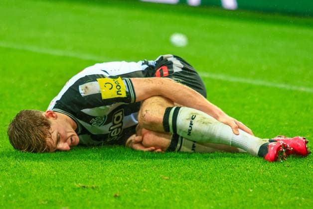 Newcastle United v Borussia Dortmund UEFA Champions League Anthony Gordon of Newcastle United goes down injured during the UEFA Champions League Group F match at St. James s Park, Newcastle Copyright: xRossxJohnstonx FIL-19154-0087 UK Newspapers OUT