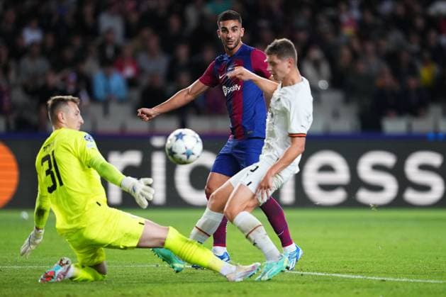 ESP: FC Barcelona, Barca FC Shakhtar Donestz. UEFA Champions League match, Group H, date 3 Ferran Torres of FC Barcelona, Valeriy Bondar and Dmytro Rizkyk of Shakhtar Donetsk during the UEFA Champions League match, Group H, between FC Barcelona and FC Shakhtar Donestz played at Lluis Companys Stadium on October 25, 2023 in Barcelona, Spain. kpng Copyright: xBaguxBlancox xPRESSINPHOTOx PS_231025_1061