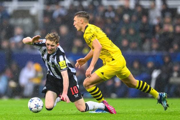Newcastle United v Borussia Dortmund Champions League 25 10 2023. Nico Schlotterbeck of Borussia Dortmund brings down Anthony Gordon of Newcastle during the UEFA Champions League match between Newcastle United and Borussia Dortmund at St. James Park, Newcastle, England on 25 October 2023. Newcastle St. James Park Tyne and Wear England Editorial use only , Copyright: xMalcolmxMackenziex PSI-18273-0027