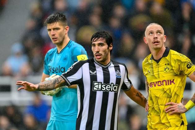 Newcastle United v Borussia Dortmund Champions League 25 10 2023. Sandro Tonali of Newcastle (centre) during the UEFA Champions League match between Newcastle United and Borussia Dortmund at St. James Park, Newcastle, England on 25 October 2023. Newcastle St. James Park Tyne and Wear England Editorial use only , Copyright: xMalcolmxMackenziex PSI-18273-0040