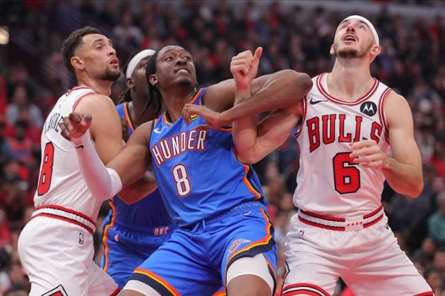 Sport Themen der Woche KW43 Sport Bilder des Tages CHICAGO, IL - OCTOBER 25: Oklahoma City Thunder forward Jalen Williams (8) is box out by Chicago Bulls guard Alex Caruso (6) during a NBA, Basketball Herren, USA game between the Oklahoma City Thunder and the Chicago Bulls on October 25, 2023 at the United Center in Chicago, IL. (Photo by Melissa Tamez Icon Sportswire) NBA: OCT 25 Thunder at Bulls EDITORIAL USE ONLY Icon23102527