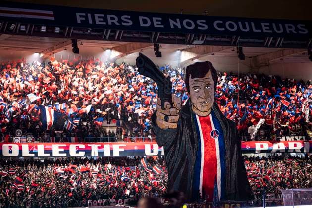 Sport Bilder des Tages Champions League - PSG v AC Milan Paris Saint-Germain (PSG) holds a giant banner depicting French actor Jean-Paul Belmondo prior the UEFA Champions League Group F football match between Paris Saint-Germain (PSG) and AC Milan at the Parc de Princes in Paris, France on October 25, 2023. Photo by Eliot Blondet ABACAPRESS.COM Paris France  Copyright: xBlondetxEliot ABACAx 873272_158 BlondetxEliot ABACAx 873272_158