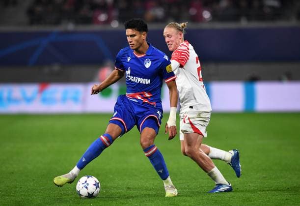 Fussball, Herren, Saison 2023 2024, UEFA Champions League (Gruppe G, 3. Spieltag), RB Leipzig - FK Roter Stern Belgrad, v.l. Marko Stamenic (Roter Stern Belgrad), Xaver Schlager (RB Leipzig), 25.10. 2023, Copyright: xSebastianxRäppold MatthiasxKochx