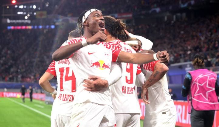 RB Leipzig - Roter Stern Belgrad Champions League Leipzig, 25.10.2023, Red Bull Arena, Fussball , UEFA Champions League, Gruppe G , 3. Spieltag, RB Leipzig vs. Roter Stern Belgrad 3:1 (1:0) , Im Bild: Tor für RB Leipzig. Xavi Simons (20, RB Leipzig) trifft zum 2:0 und jubelt mit den Teamkollegen. Vorn; Mohamed Simakan (2, RB Leipzig). , Foto nur zur redaktionellen Nutzung bestimmt! . , UEFA regulations prohibit any use of photographs as image sequences and or quasi-video ,
