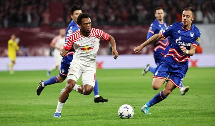 RB Leipzig - Roter Stern Belgrad Champions League Leipzig, 25.10.2023, Red Bull Arena, Champions League, Gruppe G, Spieltag 3 , RB LEIPZIG vs. ROTER STERN BELGRAD 3:1 (1:0) , Im Bild v.l.: Lois Openda (17, RB Leipzig) und Milan Rodic (23, Belgrad) ,