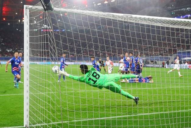RB Leipzig - Roter Stern Belgrad Champions League Leipzig, 25.10.2023, Red Bull Arena, Champions League, Gruppe G, Spieltag 3 , RB LEIPZIG vs. ROTER STERN BELGRAD 3:1 (1:0) , Im Bild: Torwart Omri Glazer (18, Belgrad) pariert einen Freistoß ,