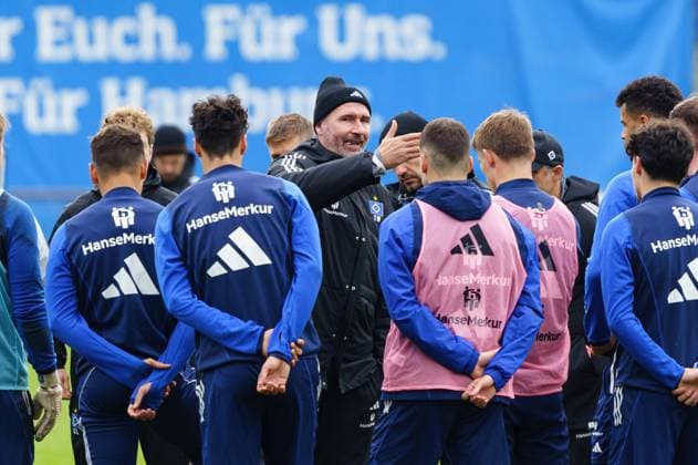 Sport Themen der Woche KW43 Sport Bilder des Tages Tim Walter (Hamburger SV, Trainer) spricht zu seiner Mannschaft Training Hamburger SV, Fussball, 2. Bundesliga, Saison 2023 2024, 26.10.2023 Training Hamburger SV, Fussball, 2. Bundesliga, Saison 2023 2024, 26.10.2023 Hamburg *** Tim Walter Hamburger SV, coach speaks to his team Training Hamburger SV, football, 2 Bundesliga, season 2023 2024, 26 10 2023 Training Hamburger SV, football, 2 Bundesliga, season 2023 2024, 26 10 2023 Hamburg Copyright: xEibner-Pressefoto MarcelxvonxFehrnx EP_MFN