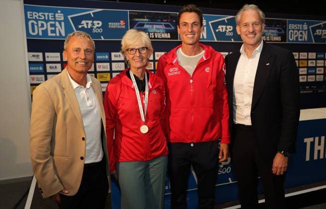 TENNIS - ATP, Tennis Herren Erste Bank Open VIENNA,AUSTRIA,26.OCT.23 - TENNIS - ATP World Tour, Erste Bank Open. Image shows Edmund Glasner, Margarethe Kerschbaum, Dominik Wirlend and president Martin Ohneberg (OETV).  GEPAxpictures xWalterxLuger
