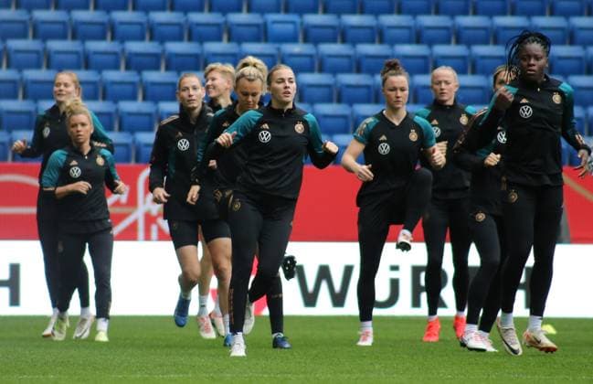 Sport Themen der Woche KW43 Sport Bilder des Tages 26.10.2023, xgrfx, Fussball UEFA Women s Nations League, Deutsche Frauennationalmannschaft - Pressekonferenz und Abschlusstraining emspor, v.l. Linda Dallmann, Lena Lattwein, Laura Freigang, Marina Hegering, Nicole Anyomi (Deutsche Frauennationalmannschaft) (DFL DFB REGULATIONS PROHIBIT ANY USE OF PHOTOGRAPHS as IMAGE SEQUENCES and or QUASI-VIDEO) Sinsheim *** 26 10 2023, xgrfx, football UEFA Women s Nations League, German women s national team press conference and final training emspor, f l Linda Dallmann, Lena Lattwein, Laura Freigang, Marina Hegering, Nicole Anyomi German women s national team DFL DFB REGULATES PROHIBIT ANY USE OF PHOTOGRAPHS as IMAGE SEQUENCES and or QUASI VIDEO Sinsheim.