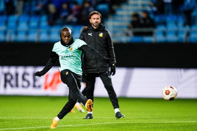 231026 Amor Layouni of Häcken warms up ahead of the UEFA Europa League football match between Molde and Häcken on October 26, 2023 in Molde. Photo: Marius Simensen BILDBYRAN Cop 238 bbeng football fotball fotboll häcken molde uefa uefa europa league Copyright: MARIUSxSIMENSEN BB231026BB405