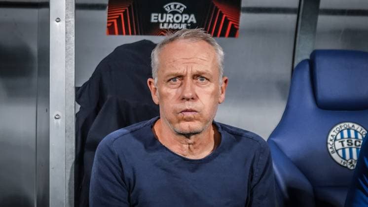 Trainer Christian Streich (SC Freiburg) pustet durch - 26.10.2023; Backa Topola, Serbien - FK TSC Backa Topola vs. SC Freiburg - UEFA EUROPA LEAGUE 2023 2024 TSC Arena Backa Topolya, Fussball, Herren