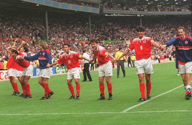MEMBERS OF THE SWISS FOOTBALL TEAM (Celebrating scoring a goal in their match against England during the opening match of the Euro 96 Championships) COMPULSORY CREDIT: UPPA Photoshot Photo UKWT 011647 D-05a 08.06.1996 MEMBERS OF THE SWISS FOOTBALL TEAM (Celebrating scoring a goal in their match against England during the opening match of the Euro 96 Championships) COMPULSORY CREDIT: Talking Photoshot Photo UKWT 011647 D-05a 08.06.1996, Credit:Photoshot Avalon United Kingdom  Copyright: xPhotoshotx xAvalonx 0504187893