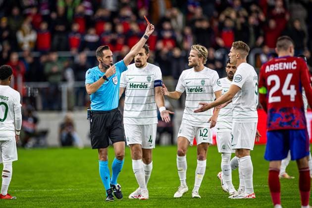 Sport Bilder des Tages 26.10.2023 SOSNOWIEC, ArcelorMittal Park, Zaglebiowski park sportowy, PILKA NOZNA (FOOTBALL), LIGA EUROPY UEFA, UEFA EUROPA LEAGUE , MECZ RAKOW CZESTOCHOWA - SPORTING CP NZ ANASTASIOS PAPAPETROU VIKTOR GYOKERES VAR CZERWONA KARTKA RED CARD FOTO LUKASZ SKWIOT CYFRASPORT NEWSPIX.PL --- Newspix.pl POLAND OUT!  20231026CSLS009