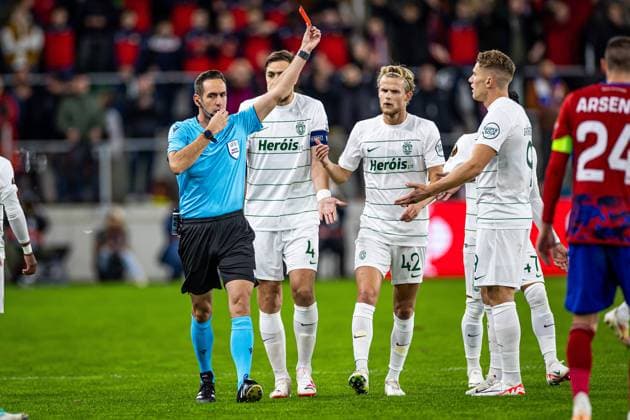 26.10.2023 SOSNOWIEC, ArcelorMittal Park, Zaglebiowski park sportowy, PILKA NOZNA (FOOTBALL), LIGA EUROPY UEFA, UEFA EUROPA LEAGUE , MECZ RAKOW CZESTOCHOWA - SPORTING CP NZ ANASTASIOS PAPAPETROU VIKTOR GYOKERES VAR CZERWONA KARTKA RED CARD FOTO LUKASZ SKWIOT CYFRASPORT NEWSPIX.PL --- Newspix.pl POLAND OUT!  20231026CSLS010