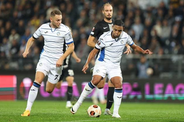 SOCCER - UEFA EL, Sturm vs Atalanta GRAZ,AUSTRIA,26.OCT.23 - SOCCER - UEFA Europa League, SK Sturm Graz vs Atalanta Bergamo Calcio. Image shows Teun Koopmeiners and Luis Muriel (Atalanta).  GEPAxpictures xChrisxBauer