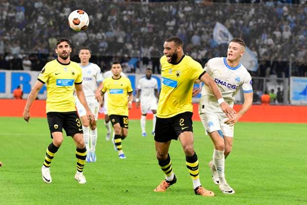 MARSEILLE, FRANCE : Vitinha (OM) et Dawid GOLIS, arbitre assistant, Olympique de Marseille vs. AEK Athens FC lors de la phase de groupes de l™UEFA Europa League au stade Orange Velodrome, le 26 octobre 2023. MARSEILLE, FRANCE : OM vs. AEK Athens FC during the group phase of the UEFA Europa League in the Orange Velodrome Stadium on October 26th, 2023. FOOTBALL : Olympique de Marseille vs. AEK Athens FC - Europa League ValentinaClaret Panoramic 