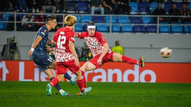 Matthias Ginter ( 28 SC Freiburg ) am Kopf verletzt spielt weiter 26.10.2023; Backa Topola, Serbien - FK TSC Backa Topola vs. SC Freiburg - UEFA EUROPA LEAGUE 2023 2024 TSC Arena Backa Topolya, Fussball, Herren