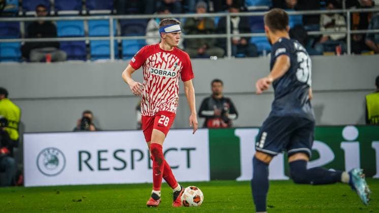 Sport Bilder des Tages Matthias Ginter ( 28 SC Freiburg ) am Kopf verletzt spielt weiter 26.10.2023; Backa Topola, Serbien - FK TSC Backa Topola vs. SC Freiburg - UEFA EUROPA LEAGUE 2023 2024 TSC Arena Backa Topolya, Fussball, Herren