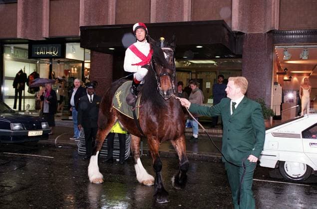 FRANKIE DETTORI Italian Flat Race Jockey (Arriving at Harrods on a Shire horse for the launch of his book A Year in the Life of Frankie Dettori ) COMPULSORY CREDIT: UPPA Photoshot Photo UKWT 012342 A-04 12.11.1996 FRANKIE DETTORI Italian Flat Race Jockey (Arriving at Harrods on a Shire horse for the launch of his book A Year in the Life of Frankie Dettori ) COMPULSORY CREDIT: Talking Photoshot Photo UKWT 012342 A-04 12.11.1996, Credit:Photoshot Avalon United Kingdom  Copyright: xPhotoshotx xAvalonx 0504199038