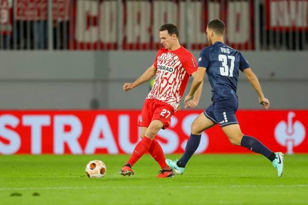Serbia, Backa Topola, 26.10.2023, , TSC Backa Topola - SC Freiburg - UEFA Europa League 2023 2024 - Group A, Nicolas Hoefler (SC Freiburg) und Milos Vulic (TSC Backa Topola) battle for the ball Backa Topola