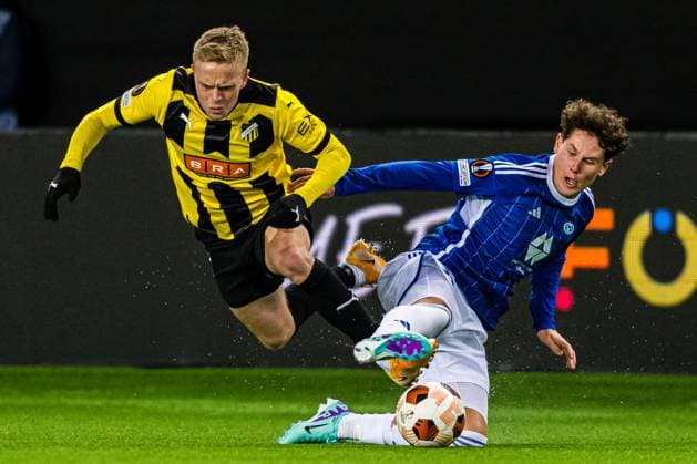 231026 Tomas Totland of Häcken and Mathias Lovik of Molde during the UEFA Europa League football match between Molde and Häcken on October 26, 2023 in Molde. Photo: Marius Simensen BILDBYRAN Cop 238 bbeng football fotball fotboll häcken molde uefa uefa europa league Copyright: MARIUSxSIMENSEN BB231026BB921