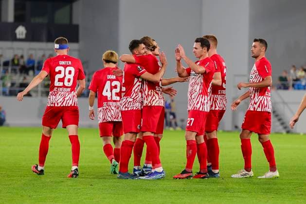 Serbia, Backa Topola, 26.10.2023, , TSC Backa Topola - SC Freiburg - UEFA Europa League 2023 2024 - Group A, Vincenzo Grifo (SC Freiburg) celebrates after scoring his team s second goal with teammates Backa Topola
