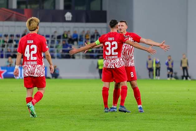 Serbia, Backa Topola, 26.10.2023, , TSC Backa Topola - SC Freiburg - UEFA Europa League 2023 2024 - Group A, Vincenzo Grifo (SC Freiburg) celebrates after scoring his team s second goal with teammates Backa Topola