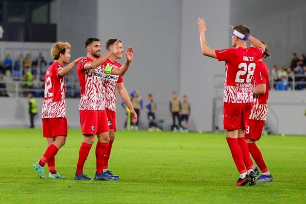 Serbia, Backa Topola, 26.10.2023, , TSC Backa Topola - SC Freiburg - UEFA Europa League 2023 2024 - Group A, Vincenzo Grifo (SC Freiburg) celebrates after scoring his team s second goal with teammates Backa Topola