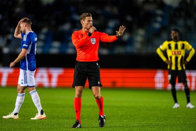 231026 Urs Schnyder, referee, during the UEFA Europa League football match between Molde and Häcken on October 26, 2023 in Molde. Photo: Marius Simensen BILDBYRAN Cop 238 bbeng football fotball fotboll häcken molde uefa uefa europa league Copyright: MARIUSxSIMENSEN BB231026BB935