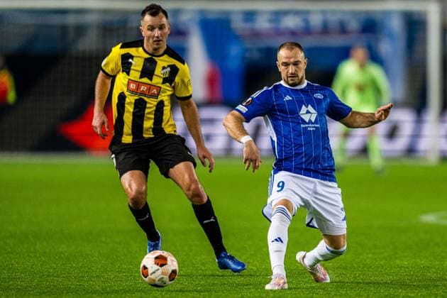 231026 Even Hovland of Häcken and Veton Berisha of Molde during the UEFA Europa League football match between Molde and Häcken on October 26, 2023 in Molde. Photo: Marius Simensen BILDBYRAN Cop 238 bbeng football fotball fotboll häcken molde uefa uefa europa league Copyright: MARIUSxSIMENSEN BB231026BB961