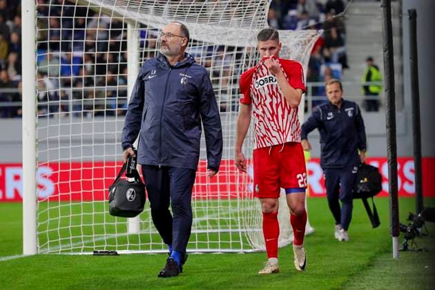 Serbia, Backa Topola, 26.10.2023, , TSC Backa Topola - SC Freiburg - UEFA Europa League 2023 2024 - Group A, Roland Sallai (SC Freiburg) injured Backa Topola
