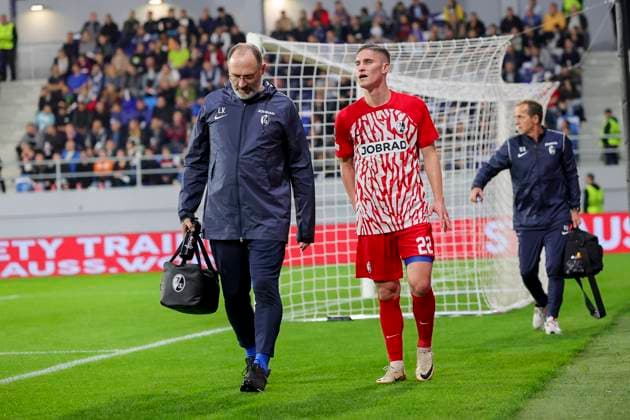 Serbia, Backa Topola, 26.10.2023, , TSC Backa Topola - SC Freiburg - UEFA Europa League 2023 2024 - Group A, Roland Sallai (SC Freiburg) injured Backa Topola