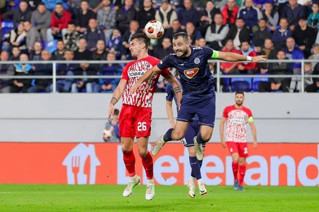 Serbia, Backa Topola, 26.10.2023, , TSC Backa Topola - SC Freiburg - UEFA Europa League 2023 2024 - Group A, Maximilian Philipp (SC Freiburg) und Goran Antonic (TSC Backa Topola) battle for the ball Backa Topola