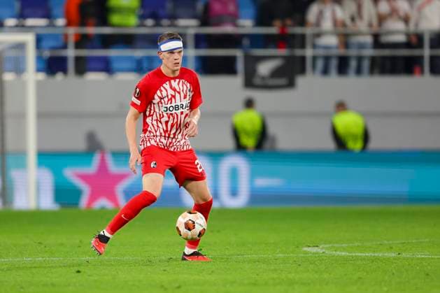 Serbia, Backa Topola, 26.10.2023, , TSC Backa Topola - SC Freiburg - UEFA Europa League 2023 2024 - Group A, Matthias Ginter (SC Freiburg) controls the ball Backa Topola