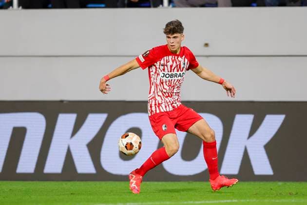 Serbia, Backa Topola, 26.10.2023, , TSC Backa Topola - SC Freiburg - UEFA Europa League 2023 2024 - Group A, Noah Weisshaupt (SC Freiburg) controls the ball Backa Topola