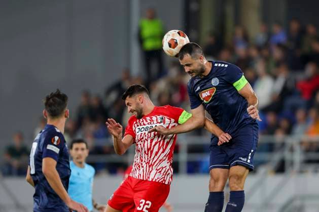 Serbia, Backa Topola, 26.10.2023, , TSC Backa Topola - SC Freiburg - UEFA Europa League 2023 2024 - Group A, Vincenzo Grifo (SC Freiburg) und Goran Antonic (TSC Backa Topola) battle for the ball Backa Topola