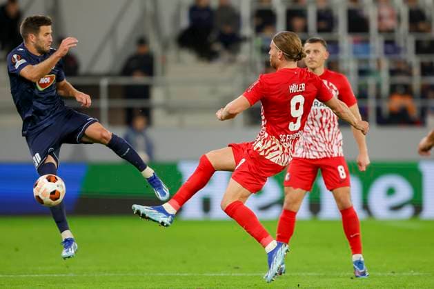 Serbia, Backa Topola, 26.10.2023, , TSC Backa Topola - SC Freiburg - UEFA Europa League 2023 2024 - Group A, Nemanja Petrovic (TSC Backa Topola) und Lucas Hoeler (SC Freiburg) controls the ball Backa Topola