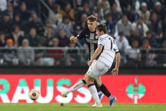 SOCCER - UEFA EL, Sturm vs Atalanta GRAZ,AUSTRIA,26.OCT.23 - SOCCER - UEFA Europa League, SK Sturm Graz vs Atalanta Bergamo Calcio. Image shows Szymon Wlodarczyk (Sturm) and Marten de Roon (Atalanta).  GEPAxpictures xChrisxBauer
