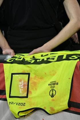 Foto Alfredo Falcone LaPresse 26 Ottobre 2023 - Roma, Italia - calcio - Roma vs Slavia Praga - Uefa Europa League 2023-2024 Girone G - Stadio Olimpico di Roma. Nella foto: La pettorina dello steward picchiato esposto dai tifosi dello Slavia Praga Foto Alfredo Falcone LaPresse October 26, 2023 Rome, Italy - sport, soccer - Roma vs Slavia Praga - Uefa Europe League 2023-2024 Group G - Olimpic Stadium & xee;n Rome. In the pic: The bib of the beaten steward exposed by Slavia Prague fans  Copyright: xAlfredoxFalcone LaPressex