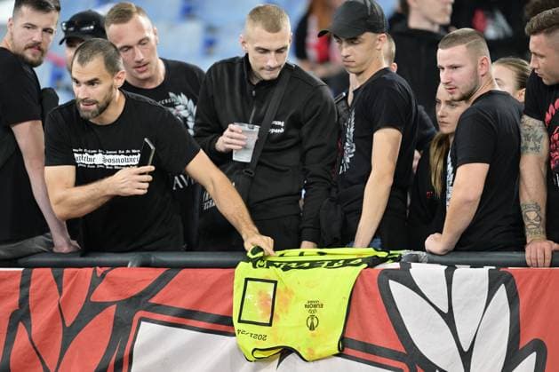 Foto Alfredo Falcone LaPresse 26 Ottobre 2023 - Roma, Italia - calcio - Roma vs Slavia Praga - Uefa Europa League 2023-2024 Girone G - Stadio Olimpico di Roma. Nella foto: La pettorina dello steward picchiato esposto dai tifosi dello Slavia Praga Foto Alfredo Falcone LaPresse October 26, 2023 Rome, Italy - sport, soccer - Roma vs Slavia Praga - Uefa Europe League 2023-2024 Group G - Olimpic Stadium & xee;n Rome. In the pic: The bib of the beaten steward exposed by Slavia Prague fans  Copyright: xAlfredoxFalcone LaPressex
