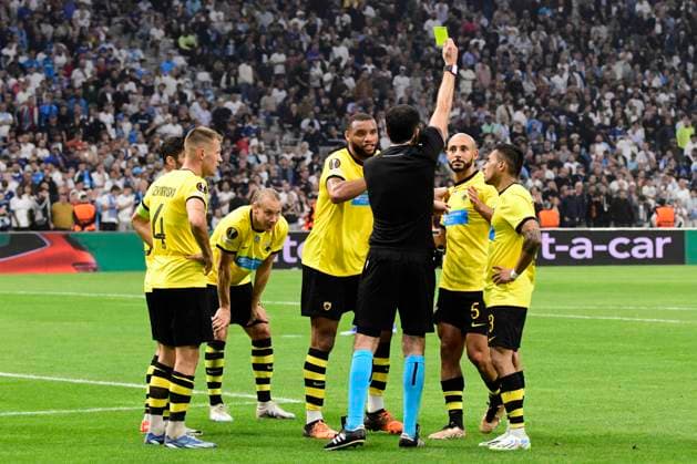 MARSEILLE, FRANCE : Carton jaune Nordin AMRABAT (AEK) Olympique de Marseille vs. AEK Athens FC lors de la phase de groupes de l™UEFA Europa League au stade Orange Velodrome, le 26 octobre 2023. MARSEILLE, FRANCE : OM vs. AEK Athens FC during the group phase of the UEFA Europa League in the Orange Velodrome Stadium on October 26th, 2023. FOOTBALL : Olympique de Marseille vs. AEK Athens FC - Europa League ValentinaClaret Panoramic 