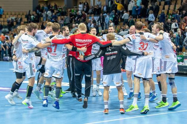 Sport Themen der Woche KW43 Sport Bilder des Tages Sebastian Firnhaber (HC Erlangen, 18) und seine Mitspieler feiern ausgelassen den Auswaertssieg gegen die HSG Wetzlar GER, HSG Wetzlar gegen HC Erlangen, Handball, Bundesliga, 11. Spieltag, Spielzeit 2023 24, 26.10.2023, GER, HSG Wetzlar gegen HC Erlangen, Handball, Bundesliga, 11. Spieltag, Spielzeit 2023 24, 26.10.2023, *** Sebastian Firnhaber HC Erlangen, 18 and his teammates celebrate exuberantly the away win against HSG Wetzlar GER, HSG Wetzlar vs HC Erlangen, Handball, Bundesliga, 11 Spieltag, Spielzeit 2023 24, 26 10 2023, GER, HSG Wetzlar vs HC Erlangen, Handball, Bundesliga, 11 Spieltag, Spielzeit 2023 24, 26 10 2023, Copyright: xEibner-Pressefotox xGerhardxWingx EP_GWR