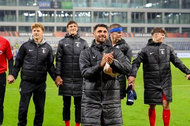 Serbia, Backa Topola, 26.10.2023, , TSC Backa Topola - SC Freiburg - UEFA Europa League 2023 2024 - Group A, Vincenzo Grifo (SC Freiburg) celebrate the victory Backa Topola