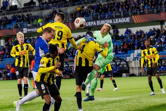 Europa League i fotball 2023: Molde - BK H?cken (5-1) Molde 20231026. Moldes Martin Bjornbak scorer 5-1 i duell med Abdulrazaq Ishaq, Sr?an Hrsti?, Aiham Ousou og keeper Peter Abrahamsson under Europa League kampen i fotball mellom Molde og BK H?cken pa Aker Stadion. Foto: Svein Ove Ekornesvag NTB Molde Norge EDITORIAL USE ONLY. RESTRICTED USE FOR BETTING COMPANIES Ref:_SPOZ5fiLxO-77U.jpg  Copyright: xSveinxOvexEkornesvagx xNTBx
